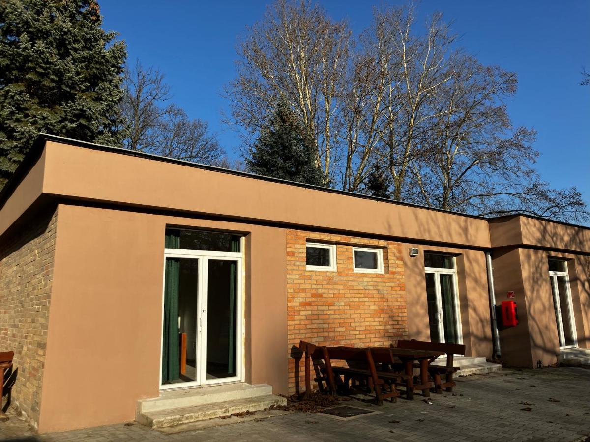 Oereg-To Youth Hostel Tata Εξωτερικό φωτογραφία