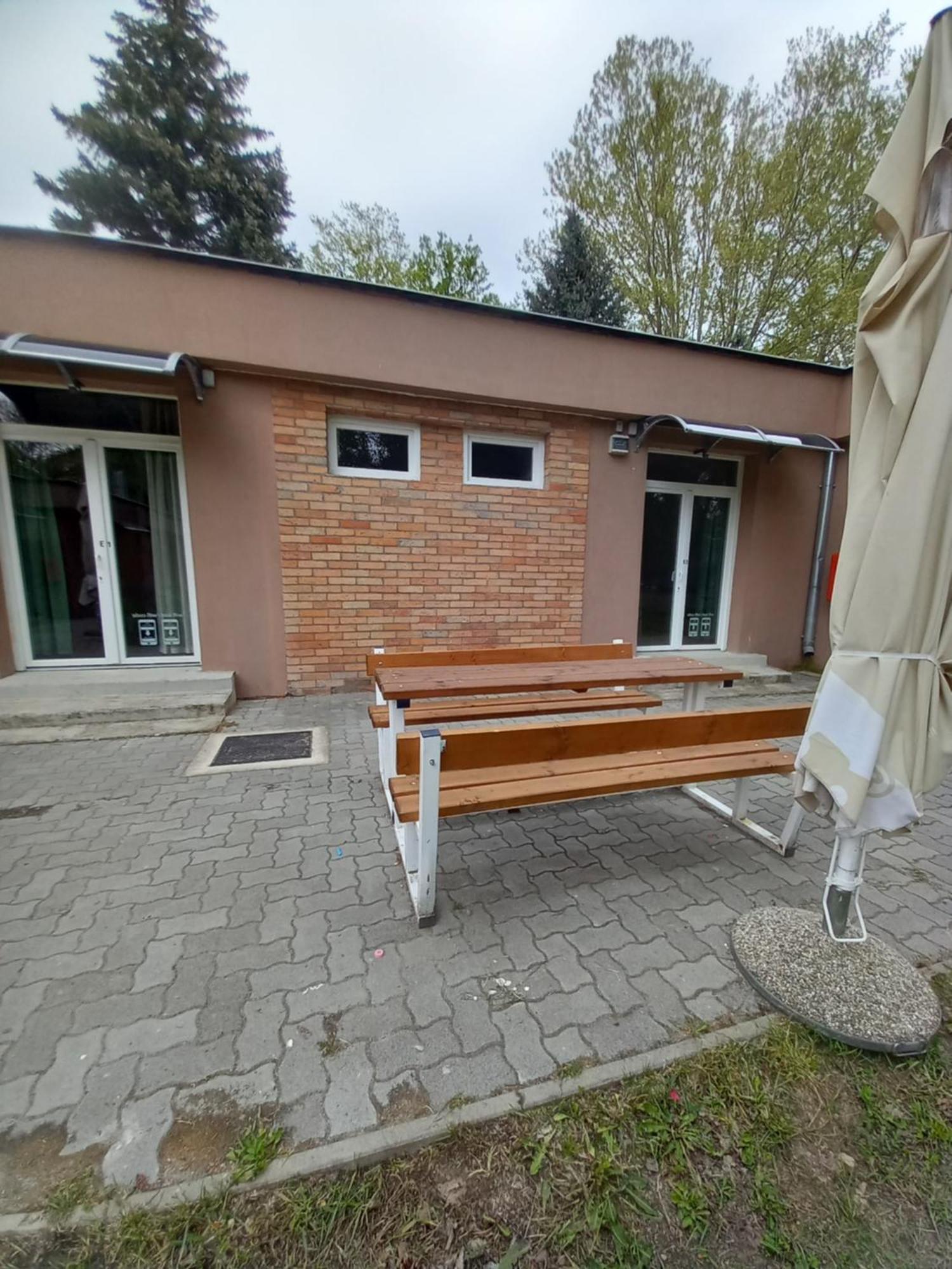 Oereg-To Youth Hostel Tata Εξωτερικό φωτογραφία