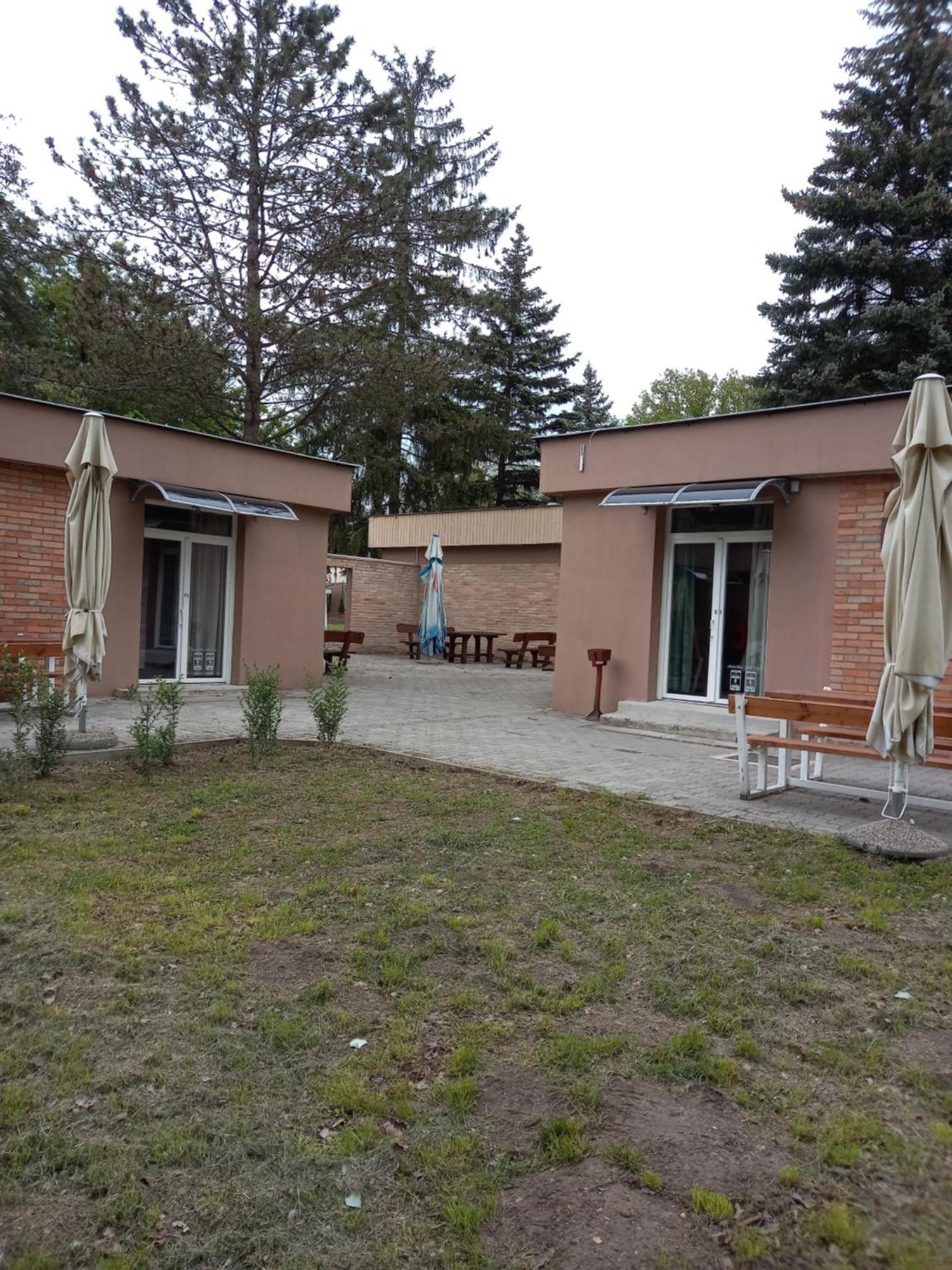 Oereg-To Youth Hostel Tata Εξωτερικό φωτογραφία